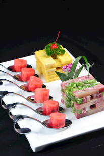 精致多样的美味甜点拼盘