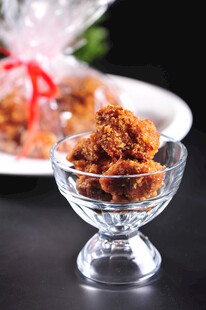 美味肉松装于透明玻璃碗