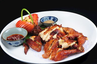 美味烤鸡配特色蘸料与配菜