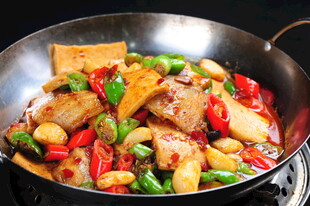 美味干锅食材丰富诱人