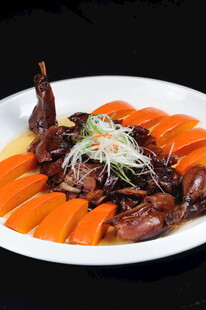 美味卤鸭配胡萝卜摆盘