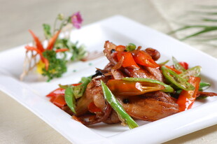 彩椒炒肉摆盘精致