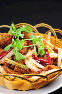 香酥美味炸物摆于竹篮中