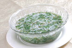 透明碗中的绿色蔬菜面条