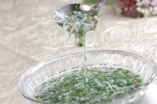 绿色蔬菜馅正被舀入碗中