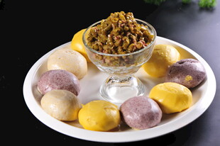 多彩糕点配坚果小吃拼盘