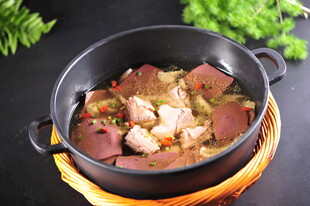 美味食材炖煮的特色汤锅