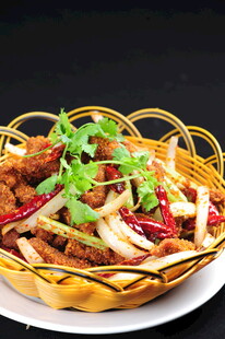 香酥美味辣子鸡摆盘精致