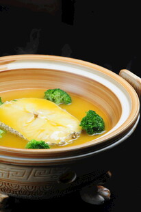 砂锅炖鱼搭配鲜嫩蔬菜