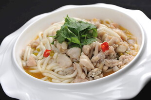 鸡汤米线配鸡肉与香菜