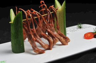 竹签串鸭舌摆盘精致