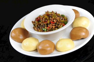 窝头配香辣蘸料美食拼盘