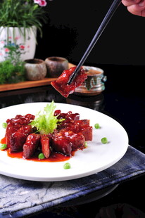 美味小龙虾被夹起