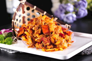 美味特色炸物摆于白盘