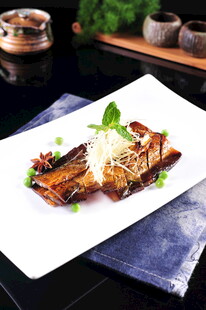 美味牛排配蔬菜与奶油