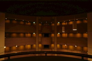 剧院内部暖光座位景观