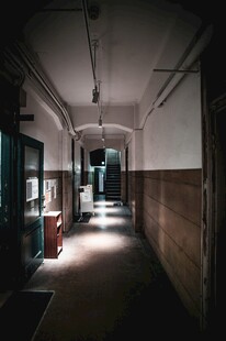 昏暗走廊静谧的空间角落