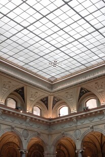 华丽室内穹顶与拱形窗景