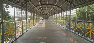 台风前的地铁站走廊