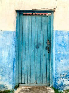 蓝白墙面的古朴木门