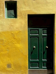 黄色墙面的绿色双开门