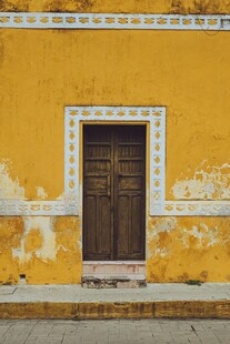 黄色建筑中的古朴木门