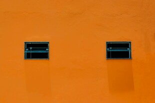 橙色墙面上的双插座