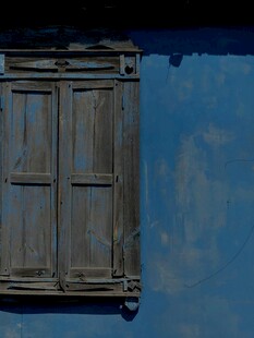 蓝色墙面上的木质旧窗户
