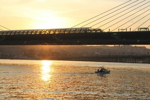 夕阳下江上小船与桥梁