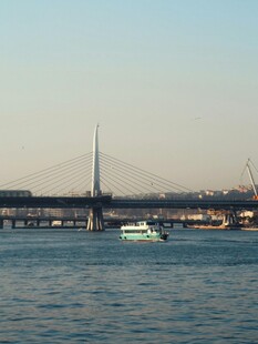 海上桥梁与船只景观