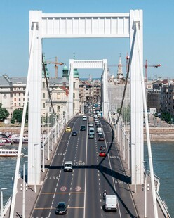 白色桥梁上的车辆通行景象