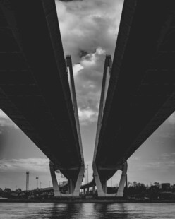 黑白视角下的桥梁景观