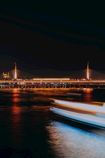 夜晚江面船只与桥梁美景