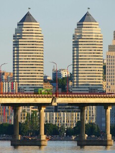 城市桥梁与双子高楼景观