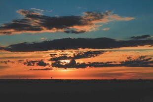 日落时分的绚烂天空