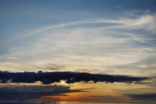 日落时分的绚丽天空