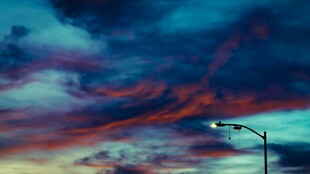 绚丽天空下的路灯