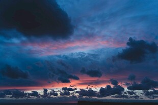 壮丽晚霞下的云海景观