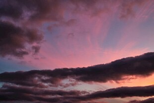 绚丽晚霞中的梦幻天空