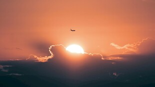 夕阳下天空中的飞行景象