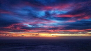 绚丽晚霞下的壮阔海面