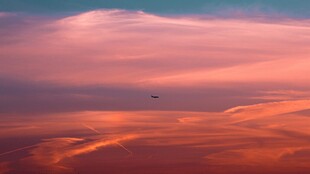 沙漠上空的绚丽晚霞