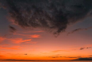 日落时分的绚烂天空