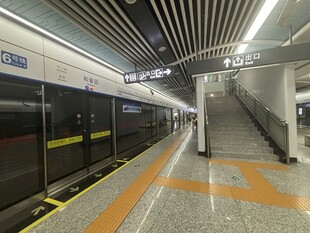 地铁站内空旷场景