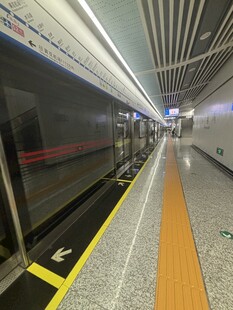 地铁站台空旷的等候区域
