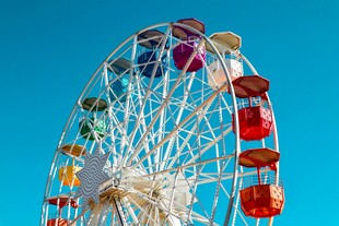 蓝天映衬下的多彩摩天轮