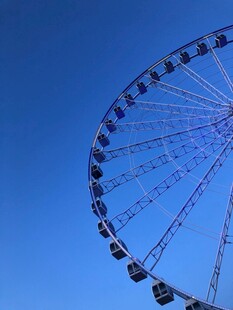 蓝天映衬下的巨型摩天轮