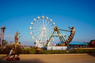  乐园中的多彩游乐设施