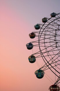 夕阳下的摩天轮美景