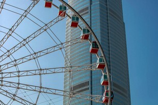 城市中的摩天轮景观